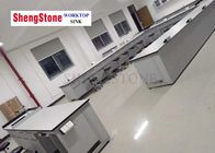 Ripiano del tavolo a resina epossidica bianco del bordo della resina fenolica nel laboratorio di fisica della scuola